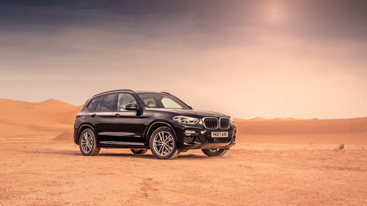 Черный внедорожник BMW  X3 xDrive30d M Sport на песке