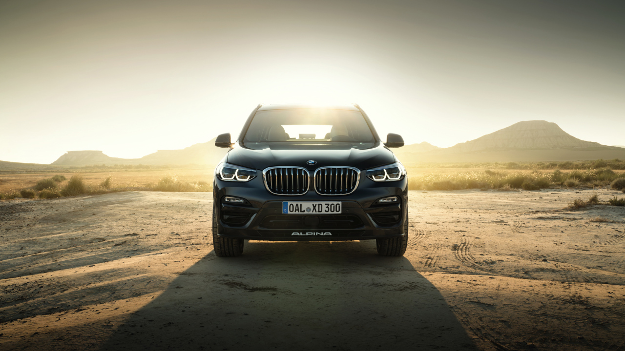Черный стильный автомобиль BMW Alpina XD3 Allrad, 2018 на фоне солнца