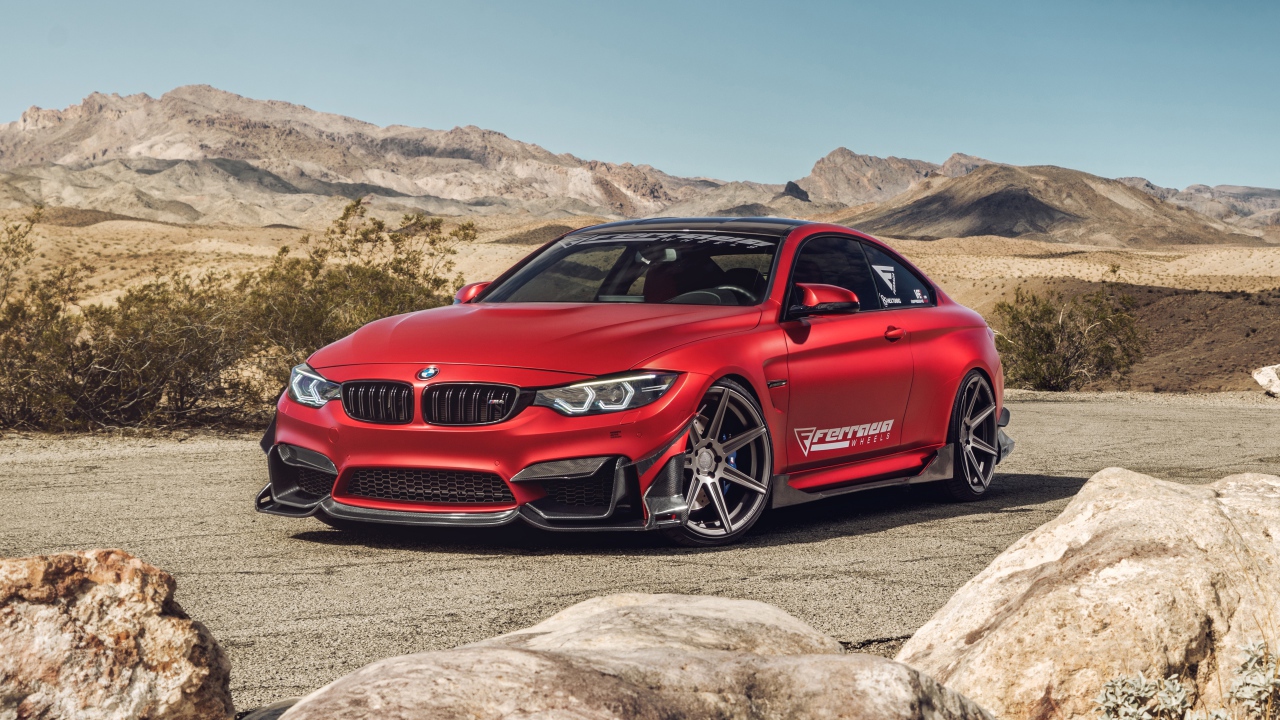 Автомобиль Ferrada Red Matte BMW M4 на фоне гор