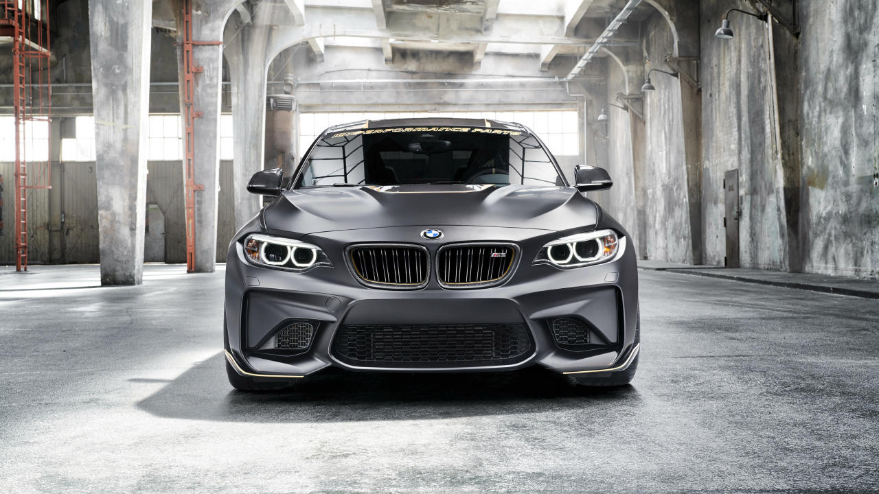 Серебристый автомобиль BMW M2 M, 2018 вид спереди