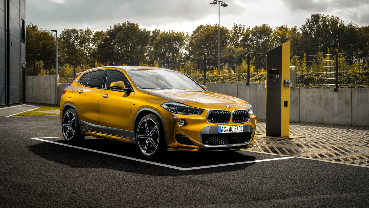 Желтый автомобиль BMW AC Schnitzer ACS2  2018 года на заправке