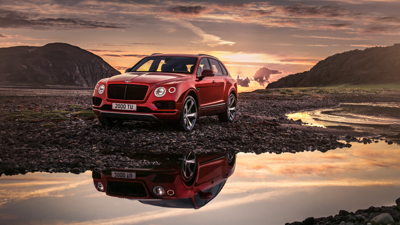 Новый красный автомобиль Bentley Bentayga V8, 2018 отражается в воде