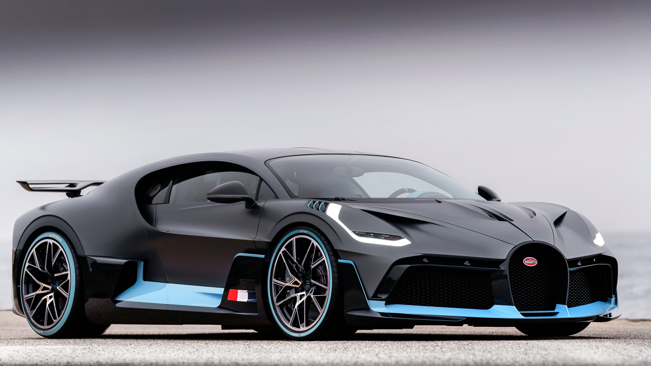 Черный спортивный автомобиль Bugatti Divo, 2018 года на сером фоне
