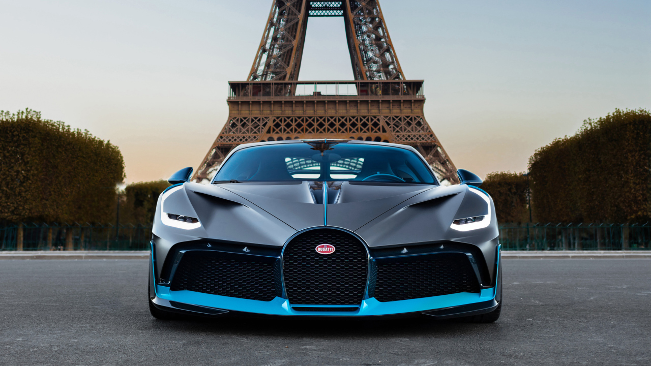 Автомобиль Bugatti Divo на фоне Эйфелевой башни в Париже