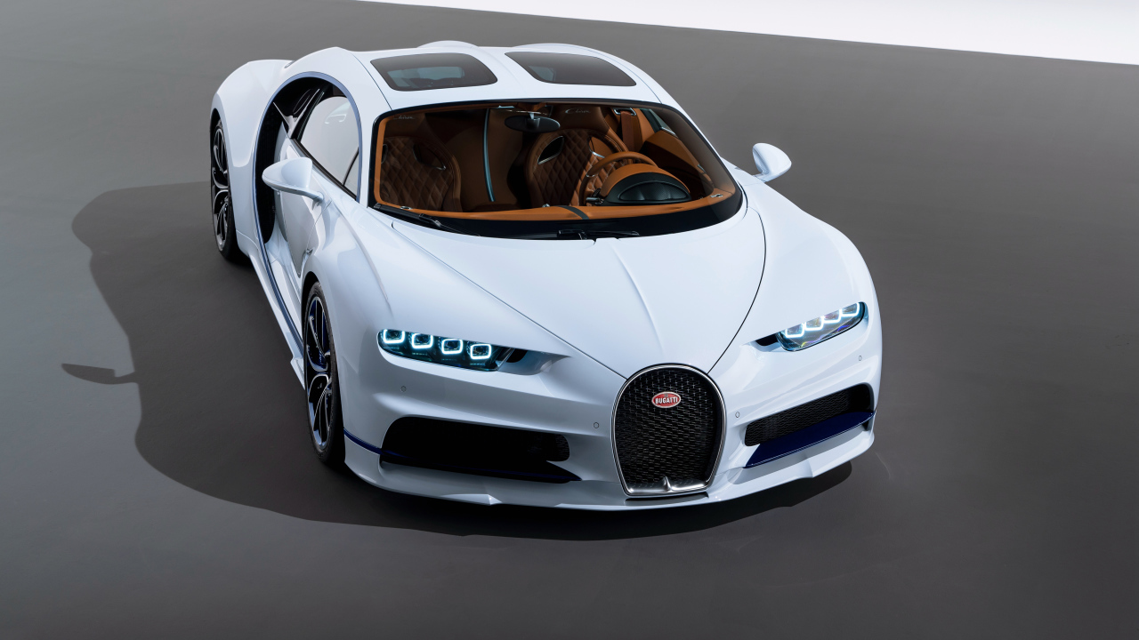 Дорогой белый автомобиль Bugatti Chiron