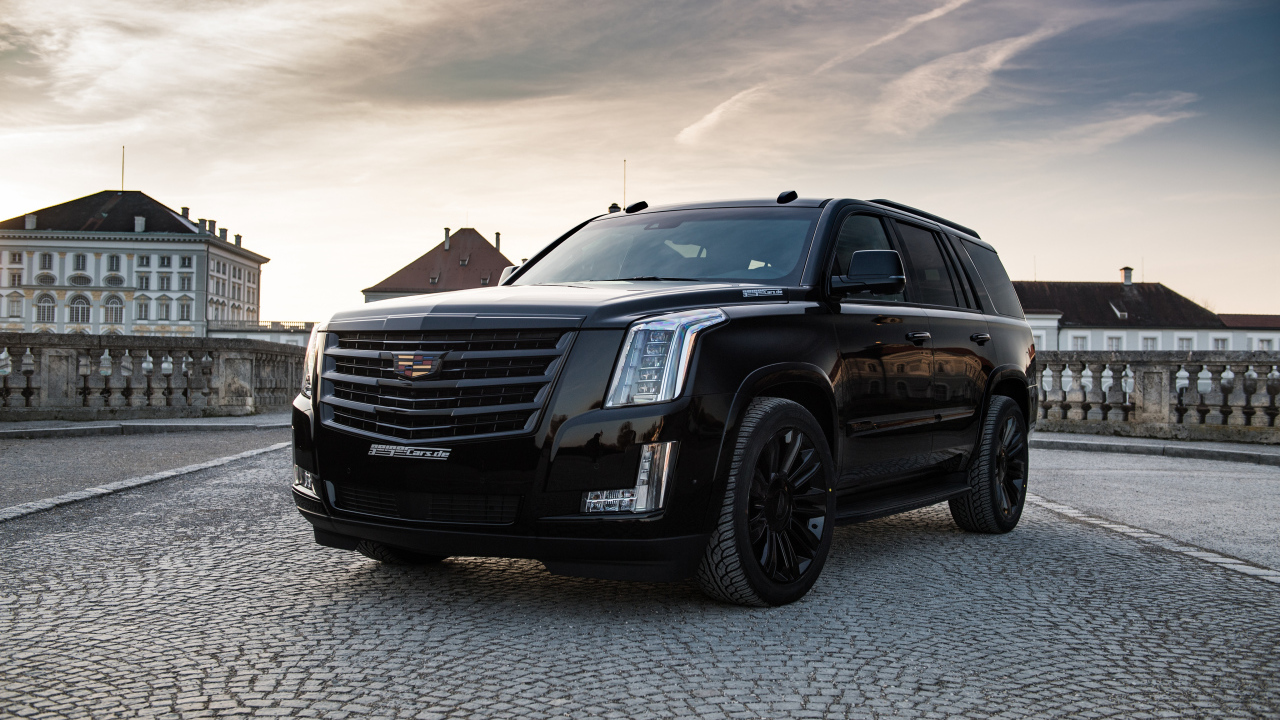 Черный автомобиль Cadillac Escalade Black Edition 2018