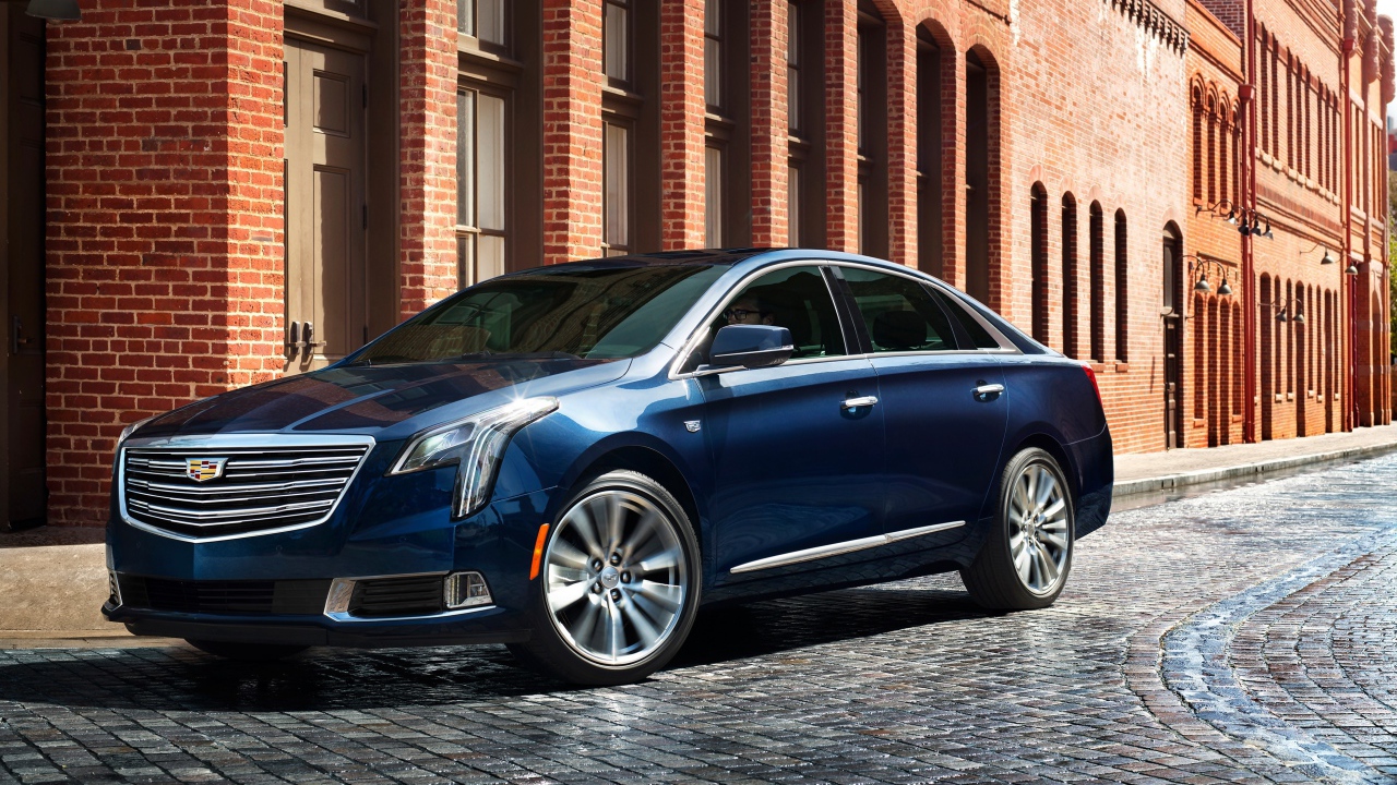 Синий стильный автомобиль Cadillac XTS, 2017