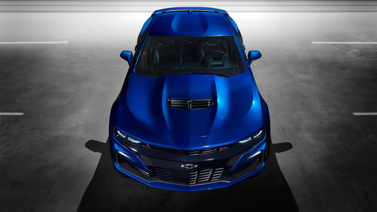 Синий автомобиль Chevrolet Camaro SS, 2018 года