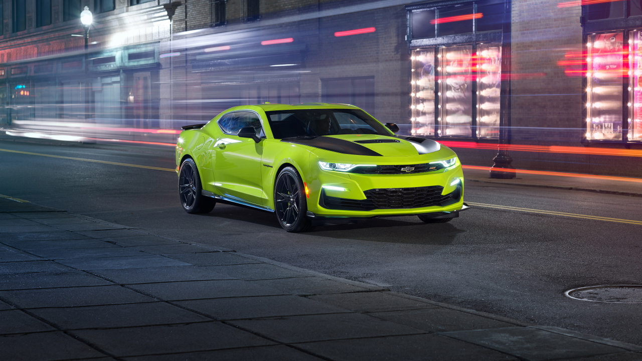 Салатовый автомобиль Chevrolet Camaro SS Shock