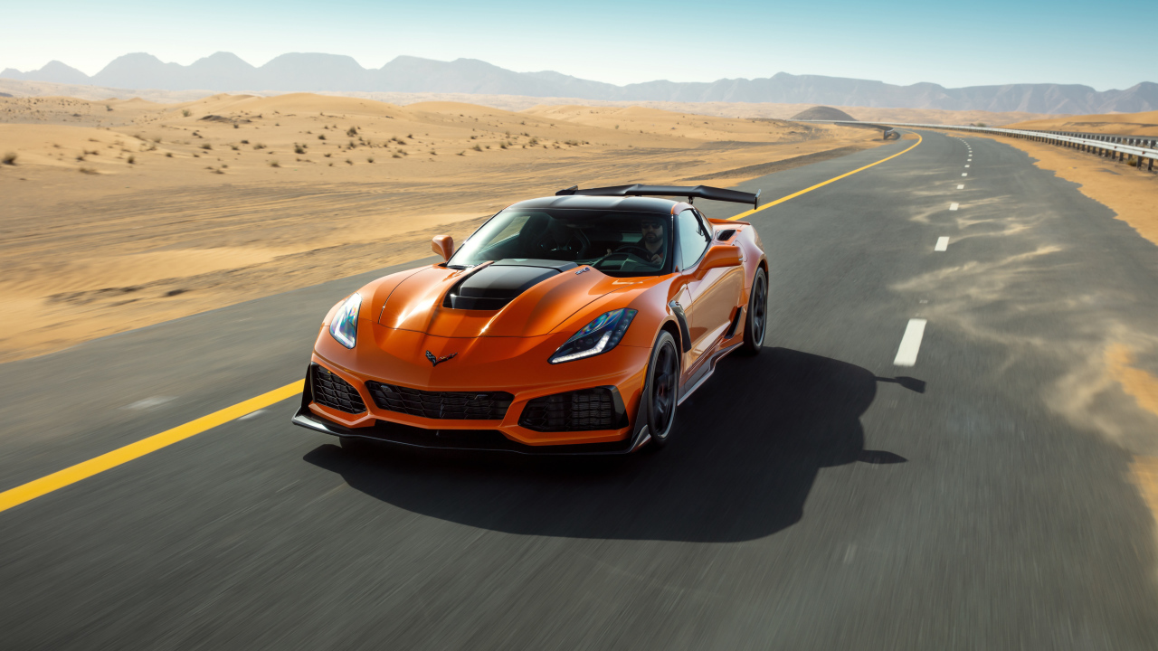 Спортивный автомобиль Chevrolet Corvette ZR1, 2019 на трассе
