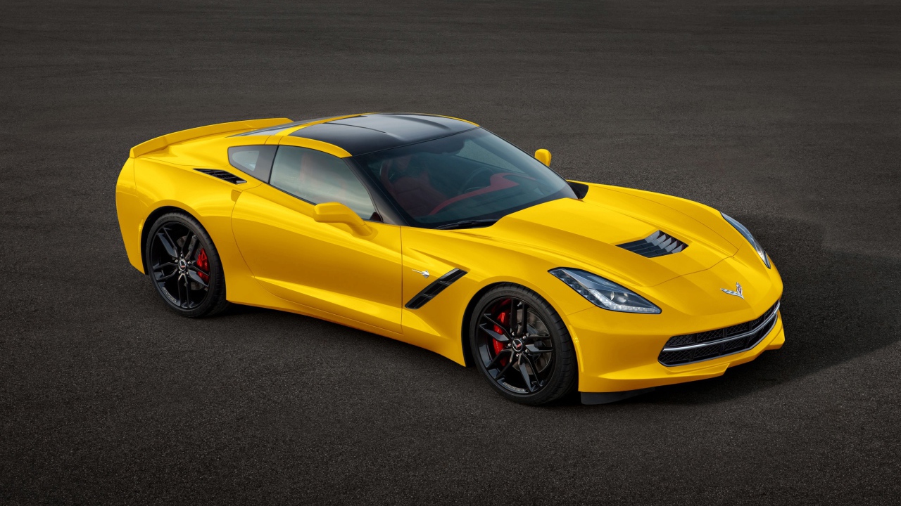 Желтый спортивный автомобиль Chevrolet Corvette