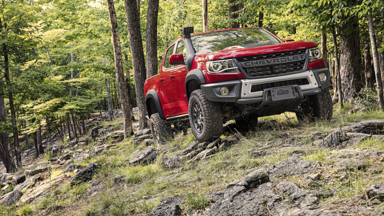 Красный внедорожник Chevrolet Colorado ZR2 Bison, 2019 года в лесу