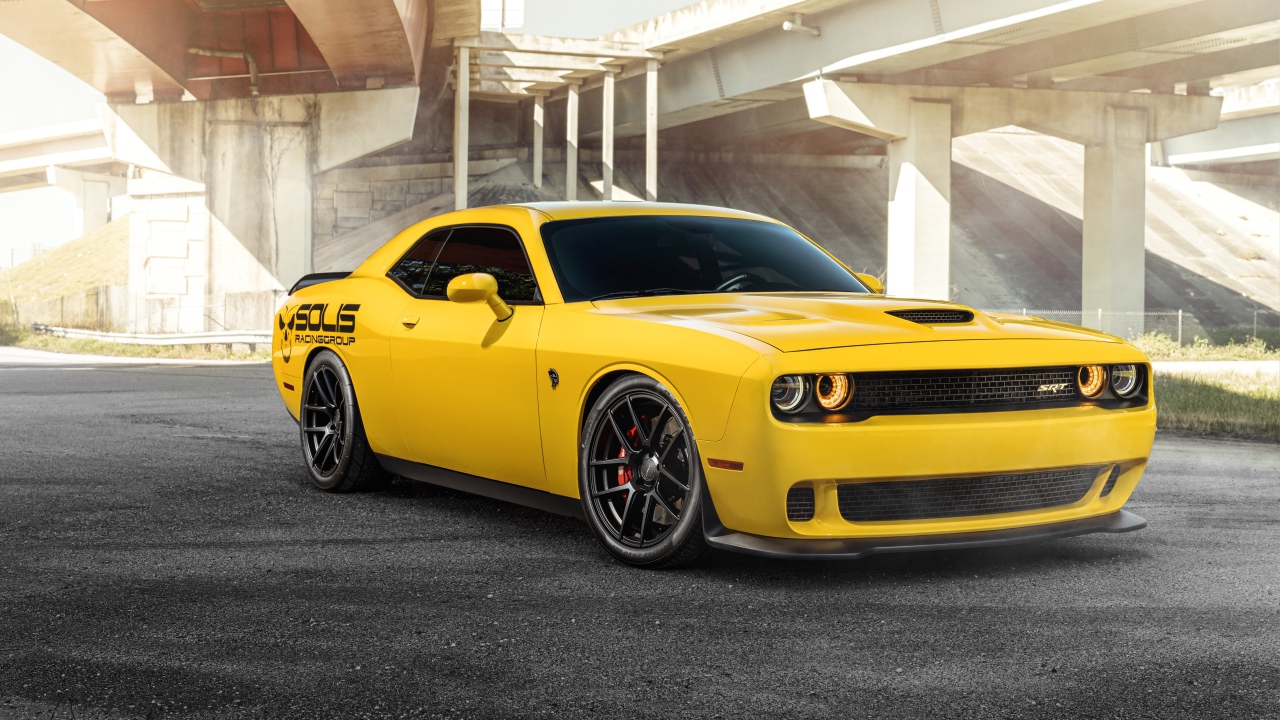 Оранжевый автомобиль Dodge SRT Hellcat