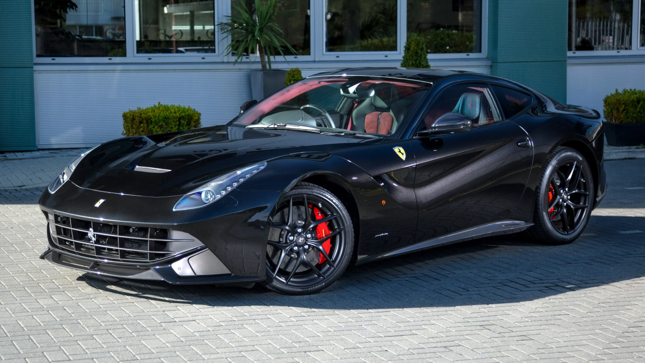 Черный спортивный автомобиль Ferrari F12 berlinetta