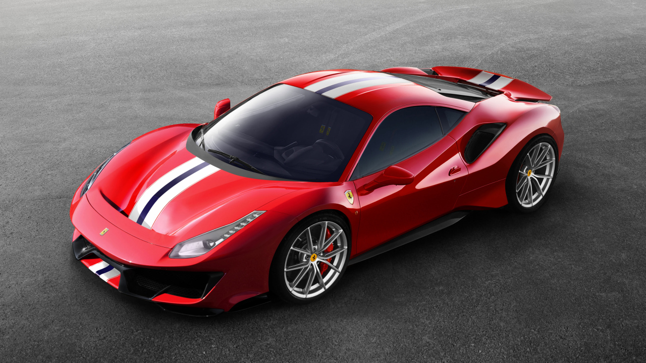Красный спортивный автомобиль Ferrari 488 Pista 2018