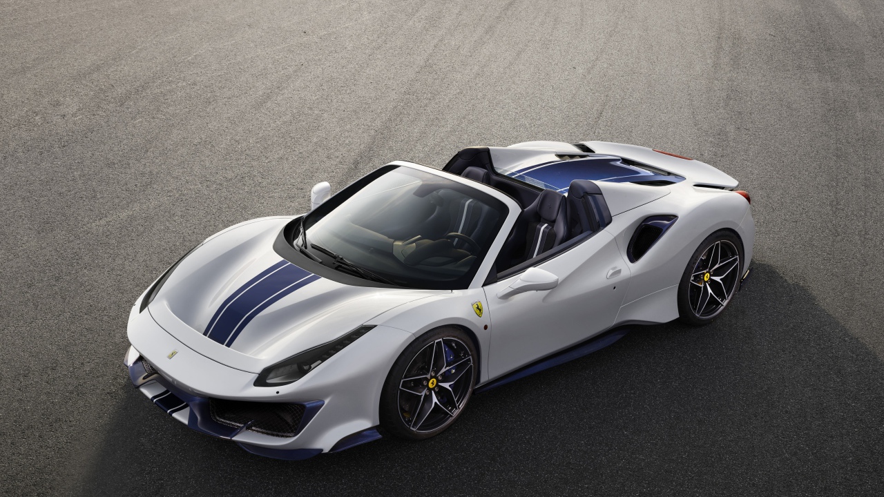 Спортивный автомобиль Ferrari 488 Pista Spider, 2018 вид сверху