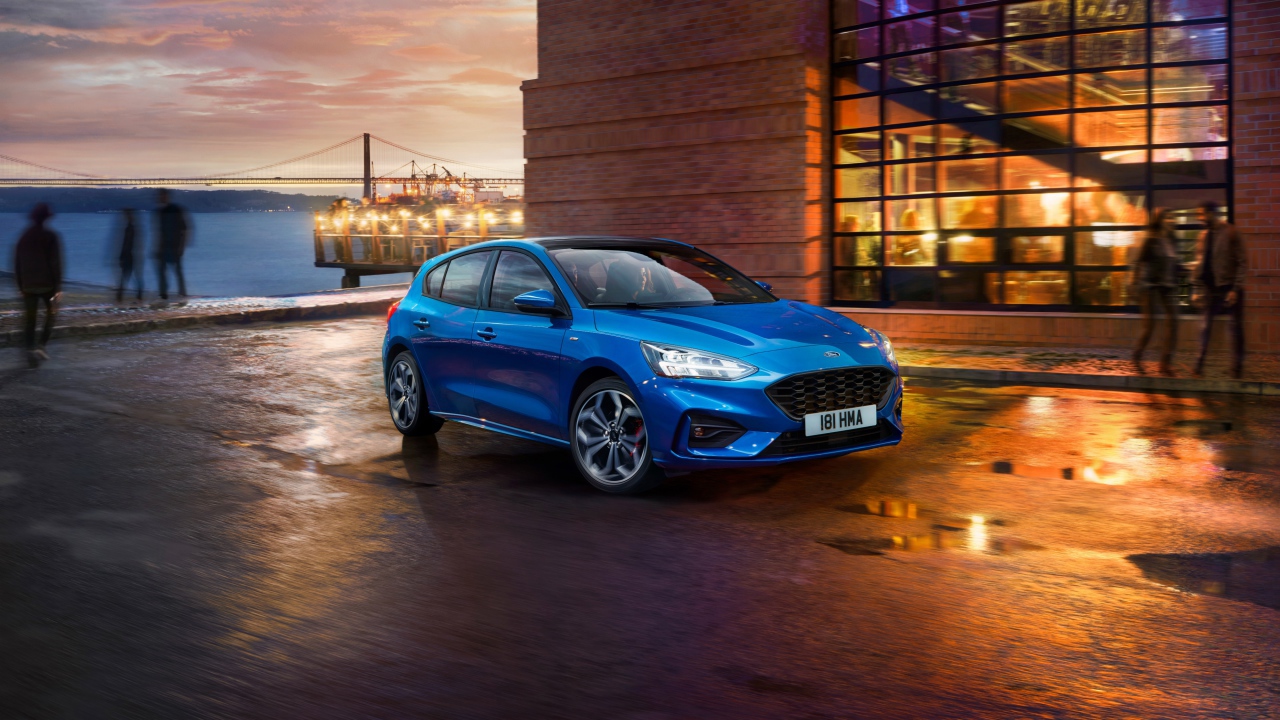 Синий компактный автомобиль Ford Focus