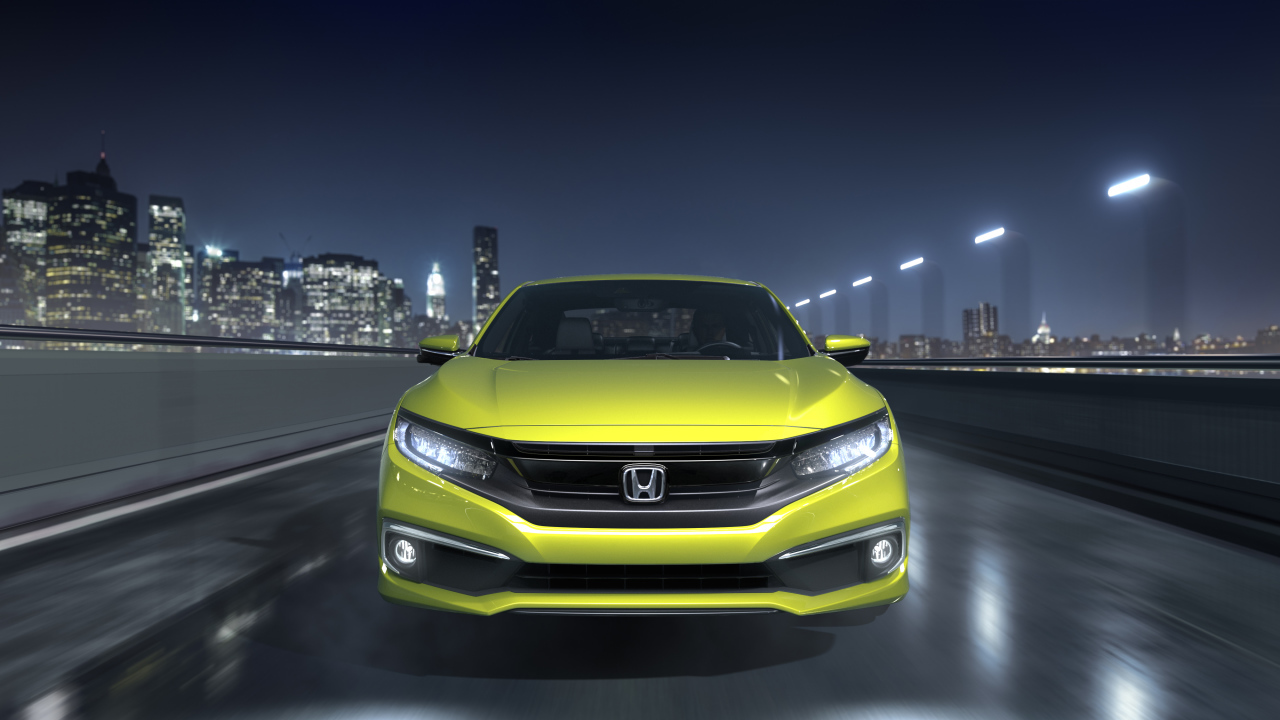 Желтый автомобиль  Honda Civic, 2019 на фоне города