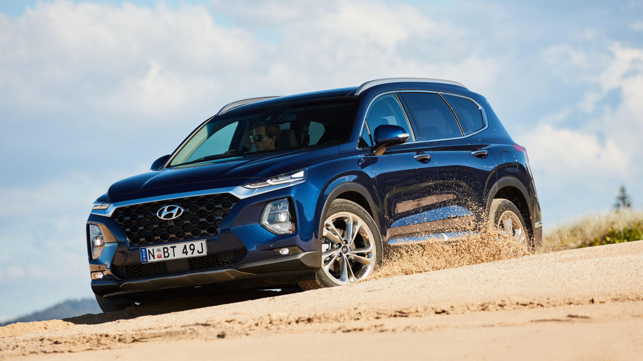 Черный внедорожник Hyundai Santa Fe, 2018 года на песке 