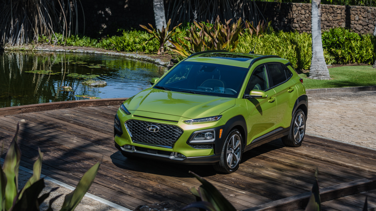 Салатовый автомобиль Hyundai Kona у воды