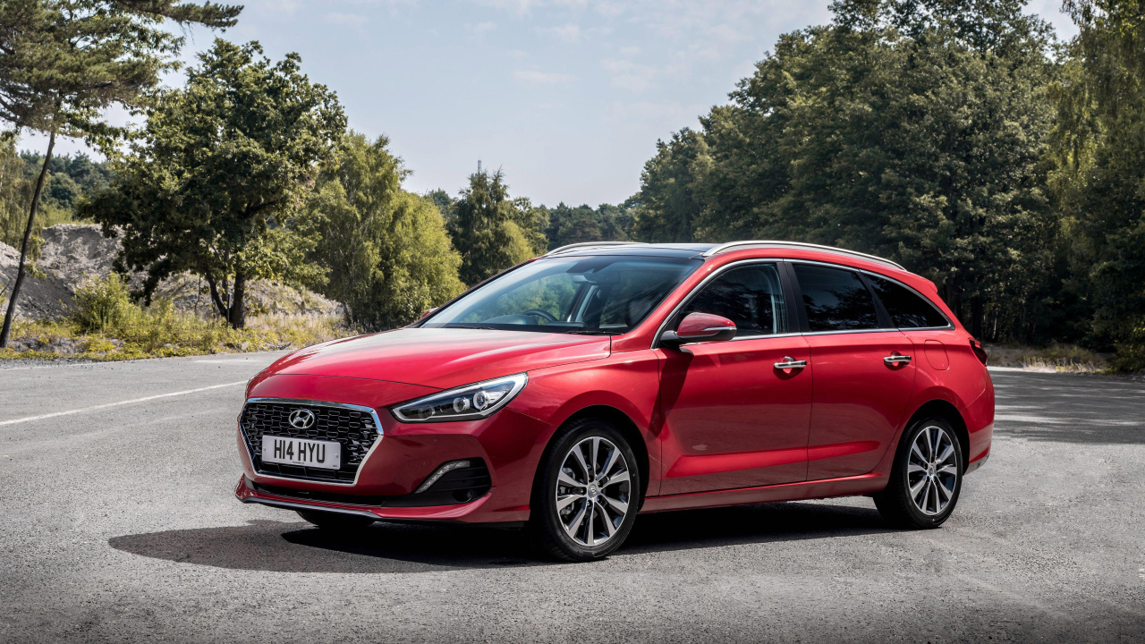 Красный автомобиль Hyundai i30 Tourer, 2018 года