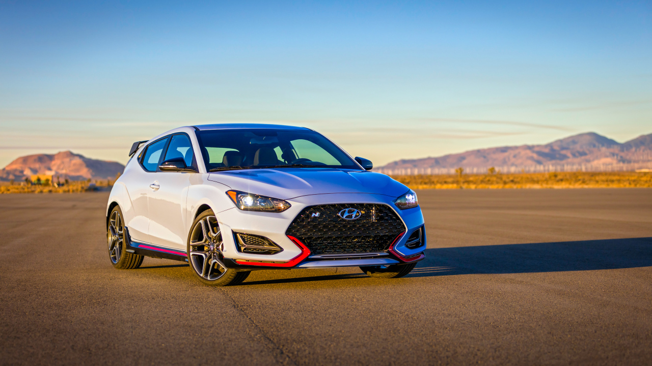 Белый автомобиль Hyundai Veloster N, 2018 на асфальте в лучах солнца