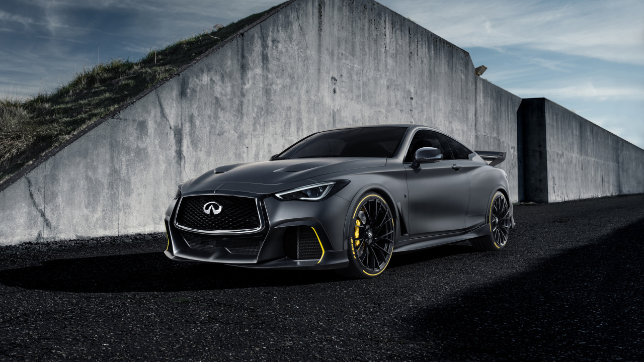 Черный Infiniti Project Black S, 2018 года на фоне стены