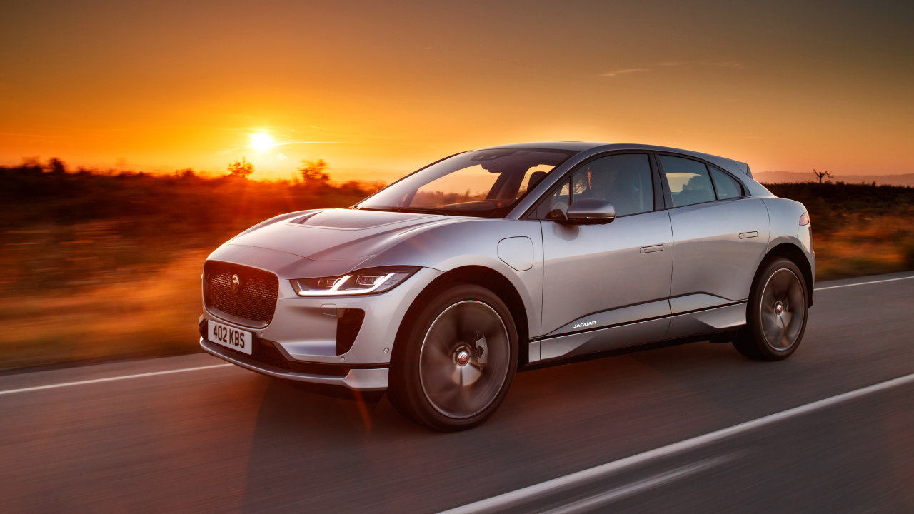Автомобиль Jaguar I-Pace EV400 AWD S, 2018 на фоне заката