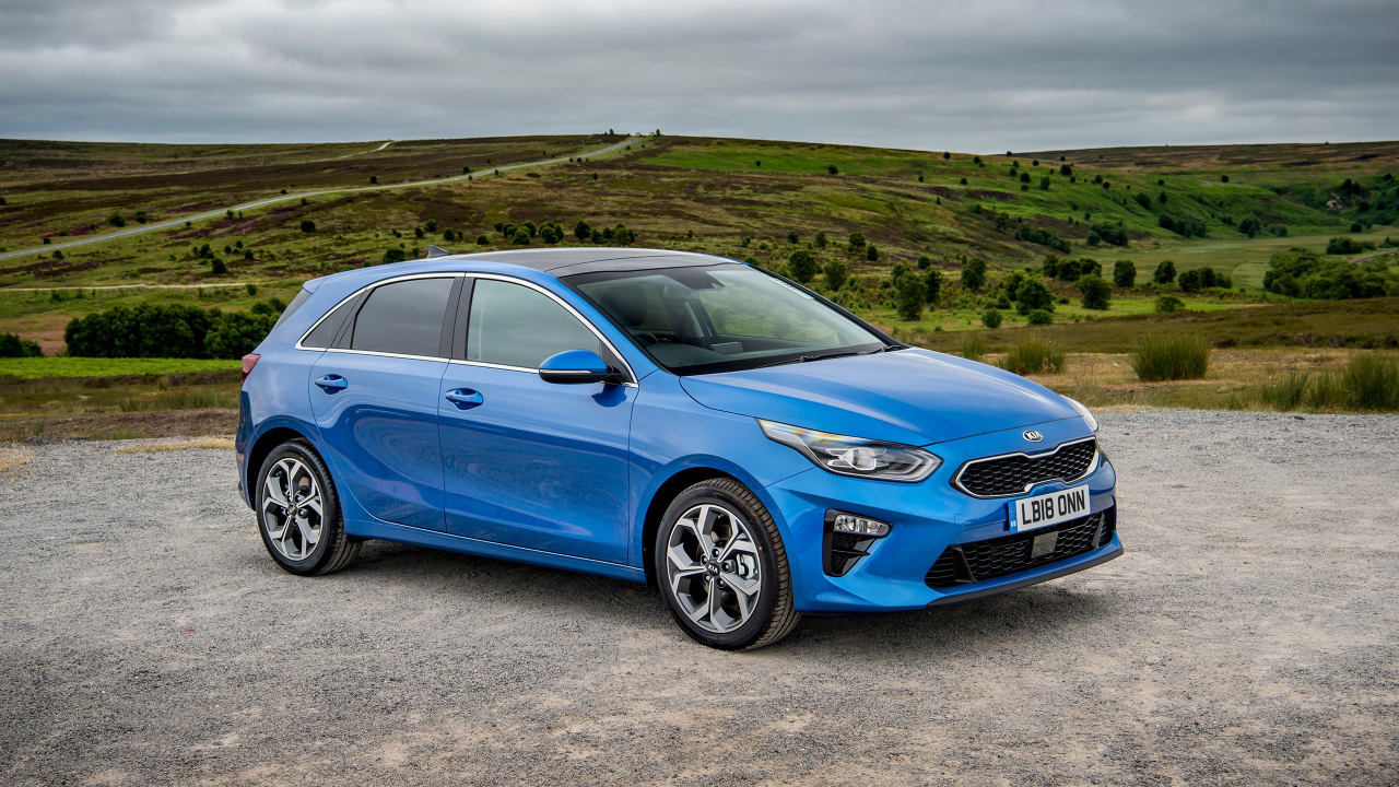 Синий кроссовер Kia Ceed 2019