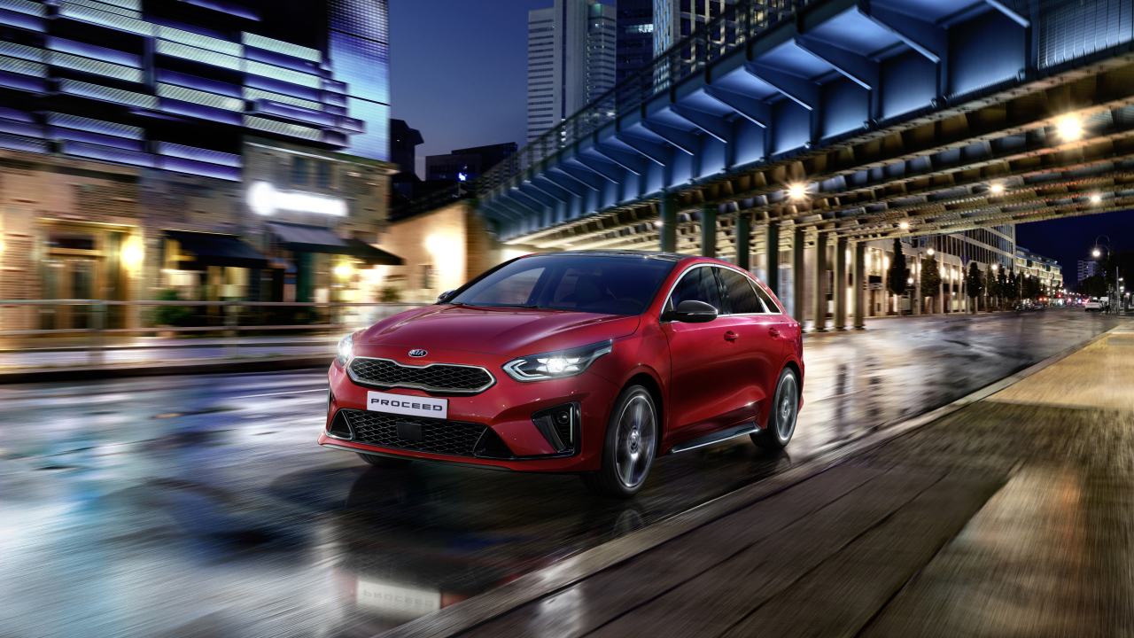 Красный автомобиль Kia ProCeed GT Line 2019 года на трассе 