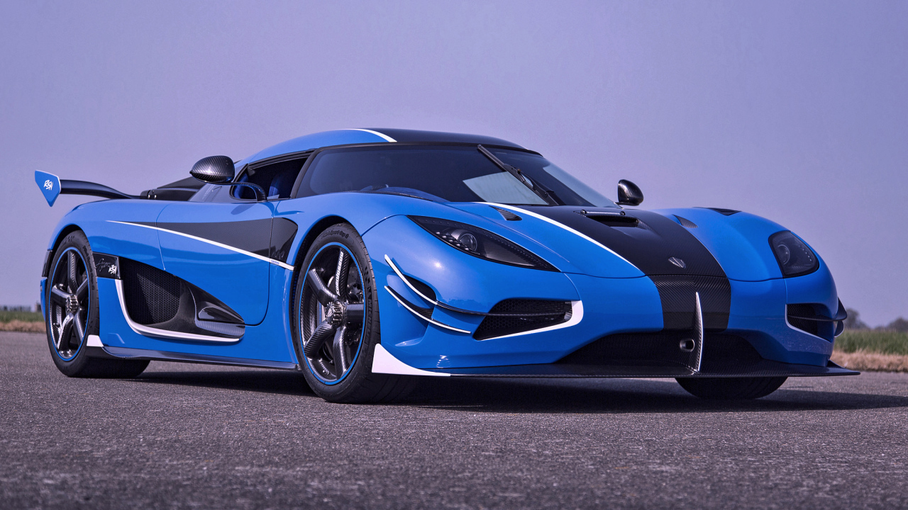 Синий спортивный автомобиль Koenigsegg Agera RSN 2018 года