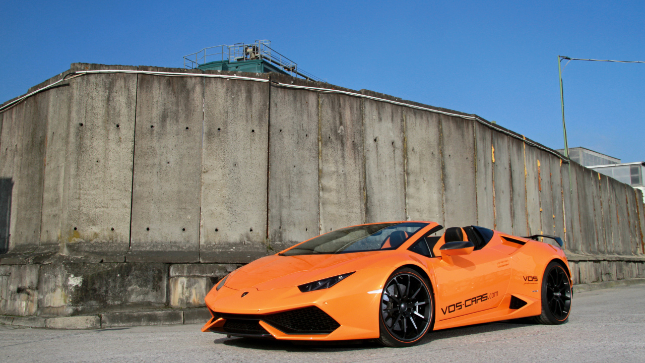 Оранжевый автомобиль Lamborghini Huracan