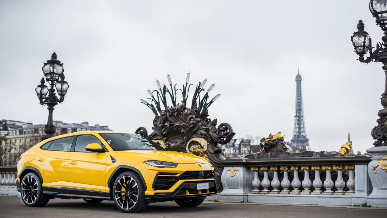 Желтый внедорожник Lamborghini Urus на мосту