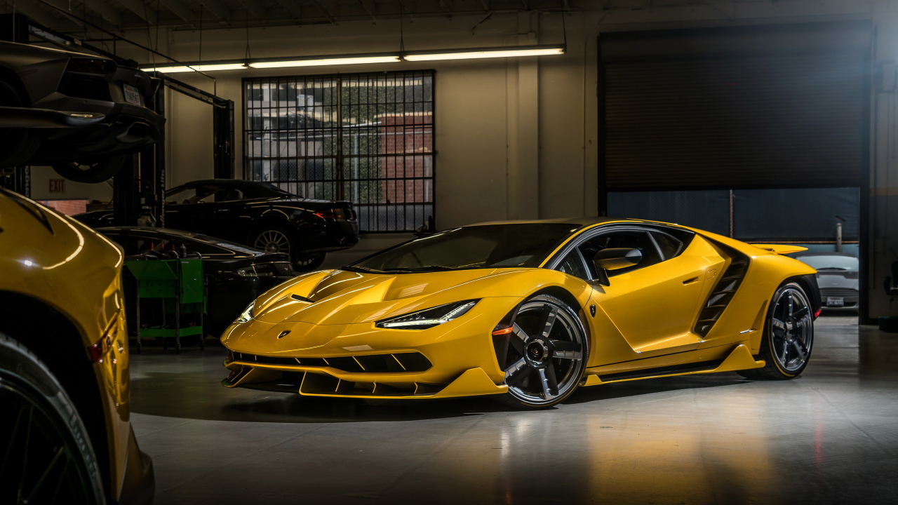 Желтый спортивный автомобиль  Lamborghini Centenario Coupe в гараже