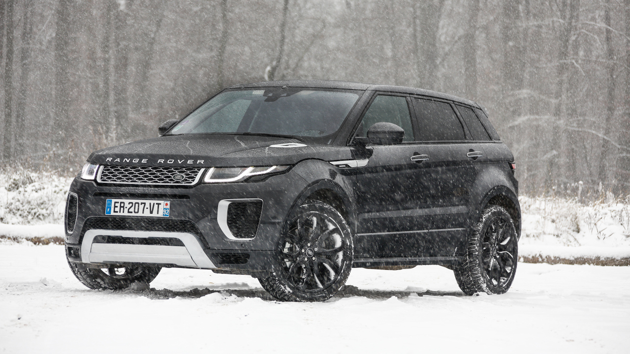 Черный внедорожник Range Rover Evoque Autobiography Si4 на заснеженной дороге