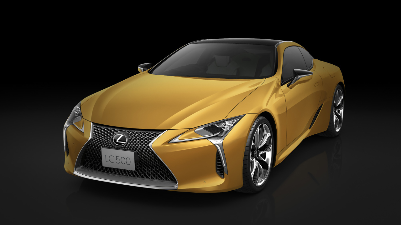 Оранжевый Lexus LC 500 2018 года на черном фоне