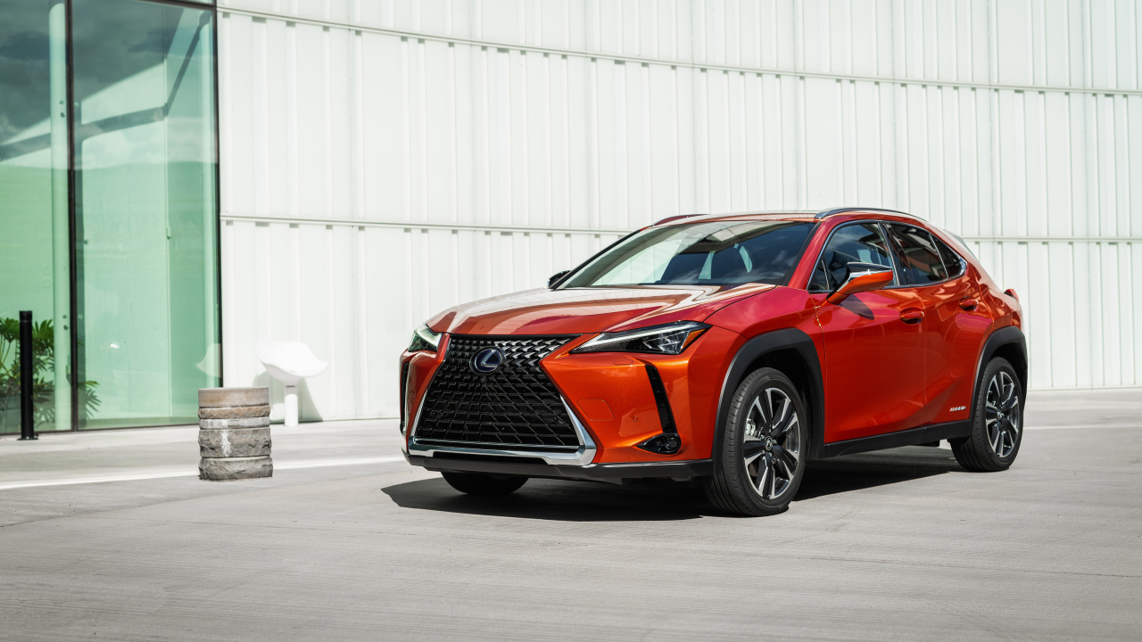 Красный автомобиль Lexus UX 250h, 2019 года