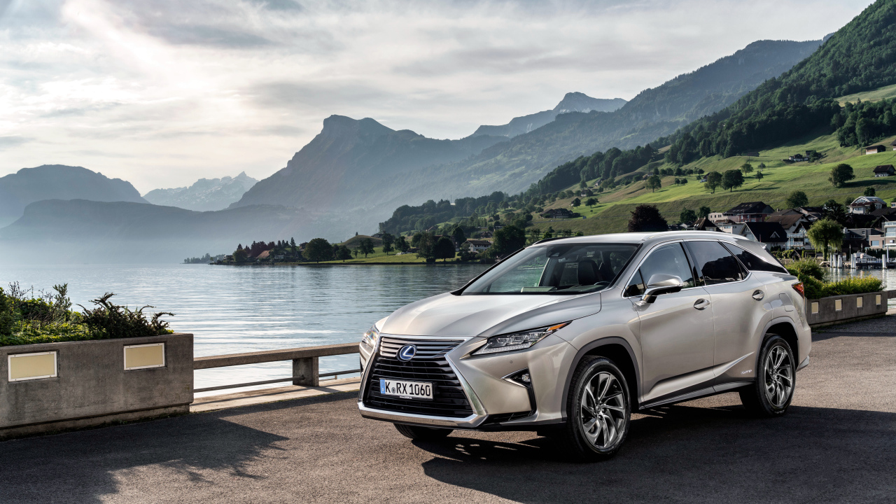 Серебристый автомобиль  Lexus RX на фоне воды