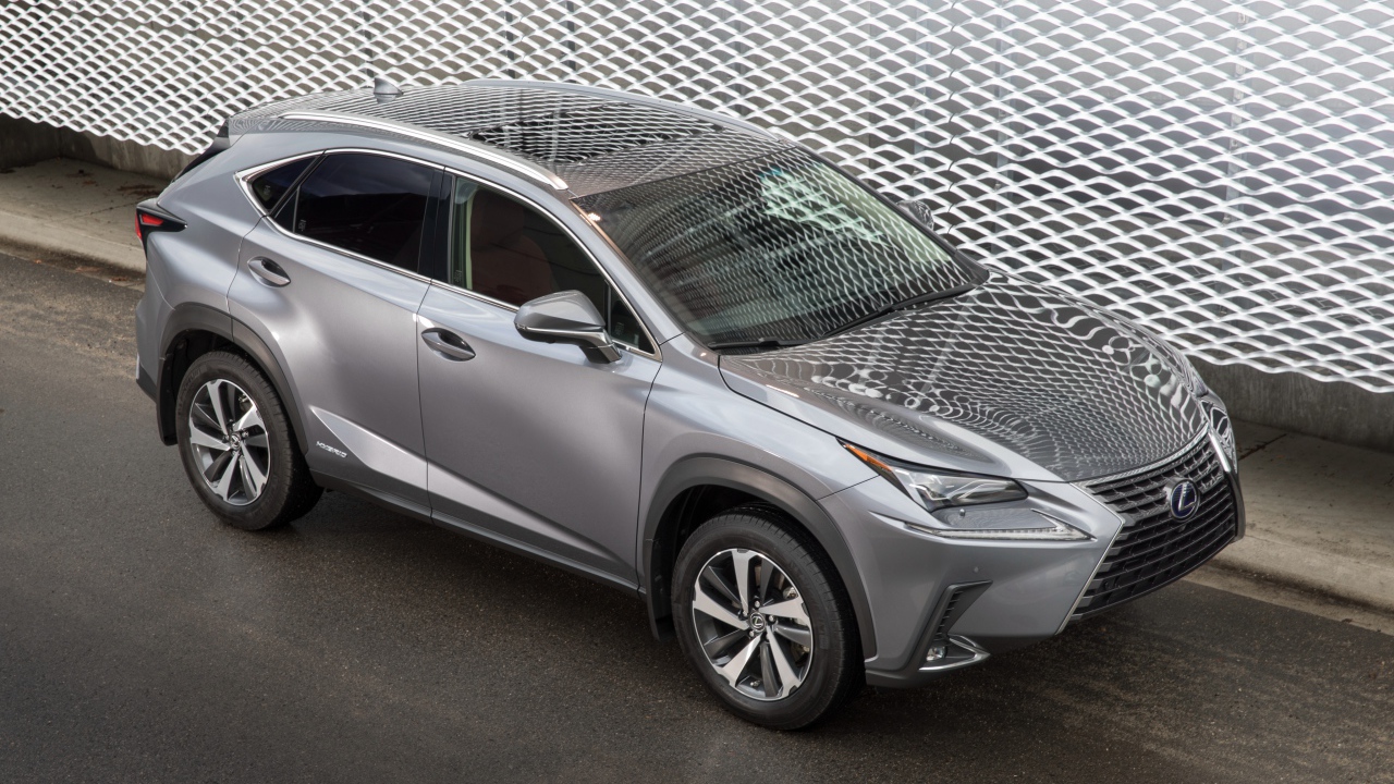 Серебристый автомобиль внедорожник  Lexus NX