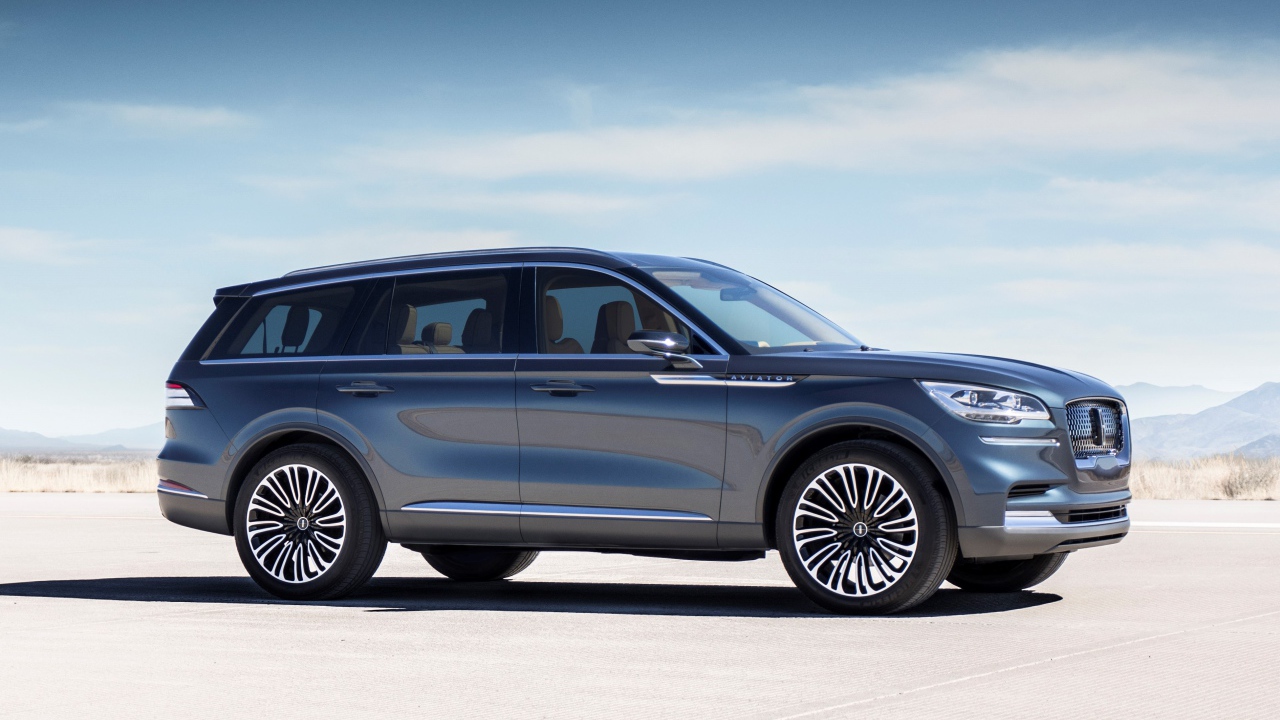 Серебристый внедорожник Lincoln Aviator, 2019