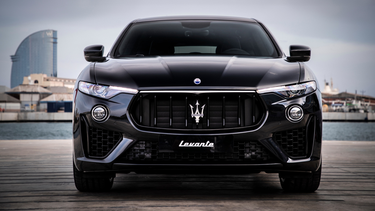 Дорогой черный автомобиль Maserati Levante S Q4 GranSport