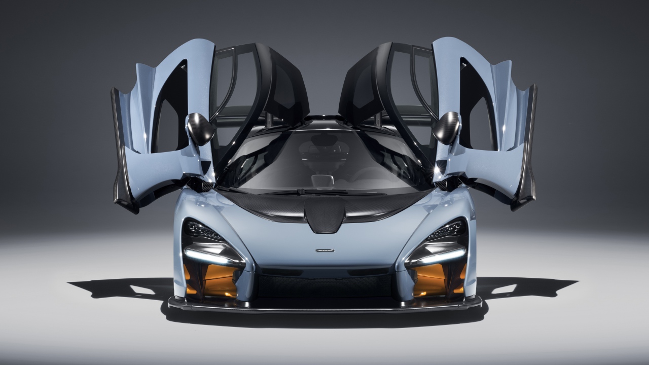 Автомобиль McLaren Senna, 2018 с открытыми дверями