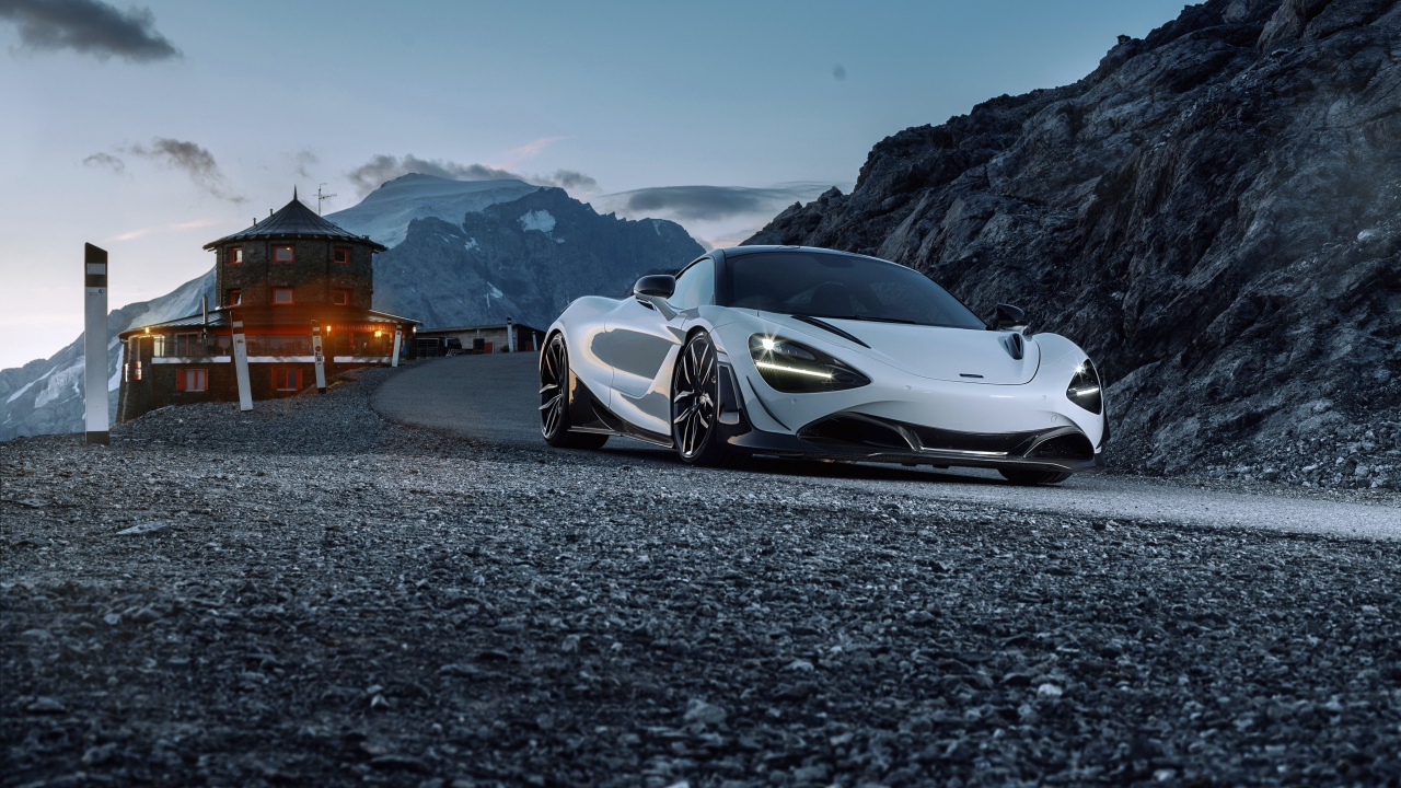 Спортивный автомобиль  McLaren 720S на горной дороге