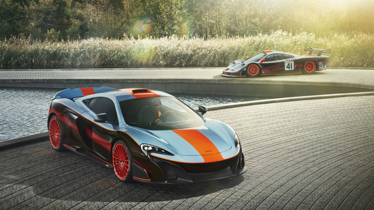 Спортивный McLaren MSO 675LT Gulf Racing Theme 2018 у воды