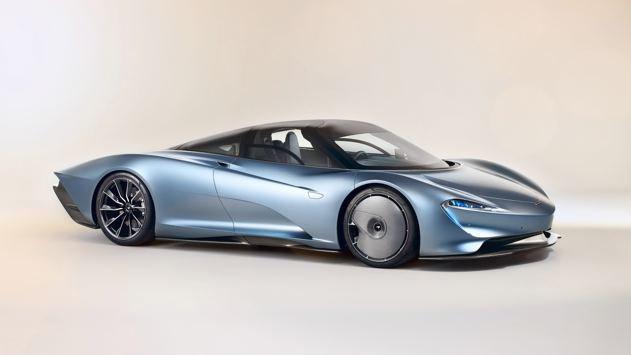 Стильный дорогой серебристый автомобиль McLaren Speedtail, 2020 