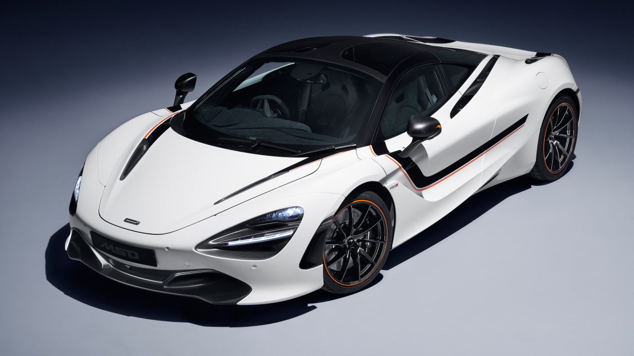 Белый быстрый автомобиль McLaren 720S
