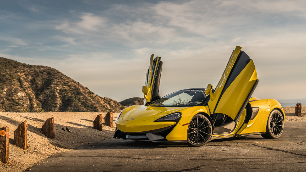 Желтый спортивный автомобиль McLaren 570S, beach, 2019 года с открытыми дверями
