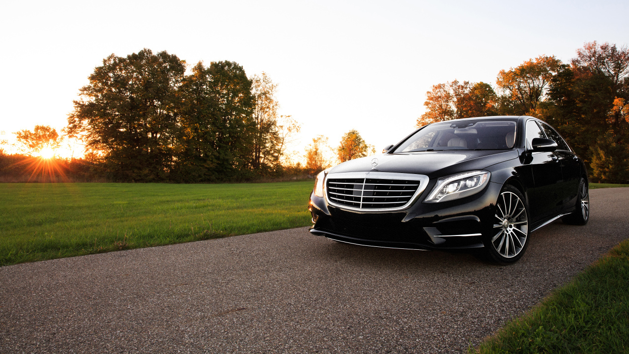 Черный автомобиль Mercedes-Benz W222 S-Class на фоне солнца