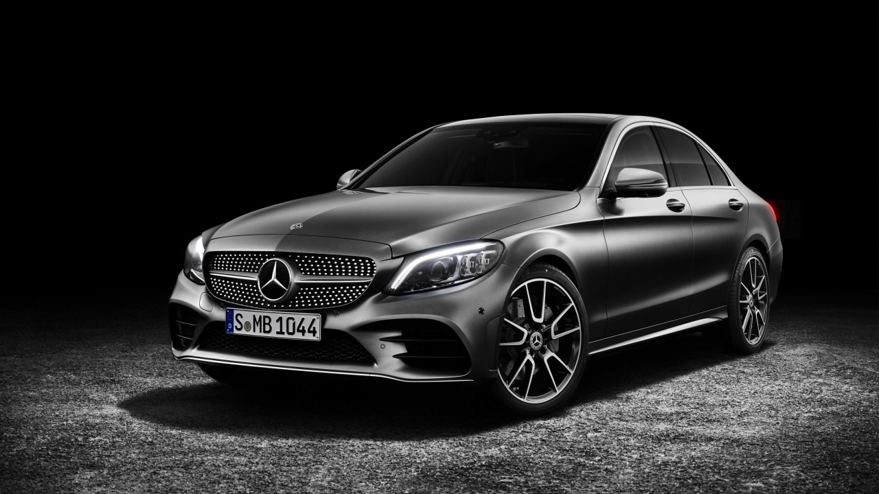 Серебристый автомобиль Mercedes-Benz C-Class 2019 года