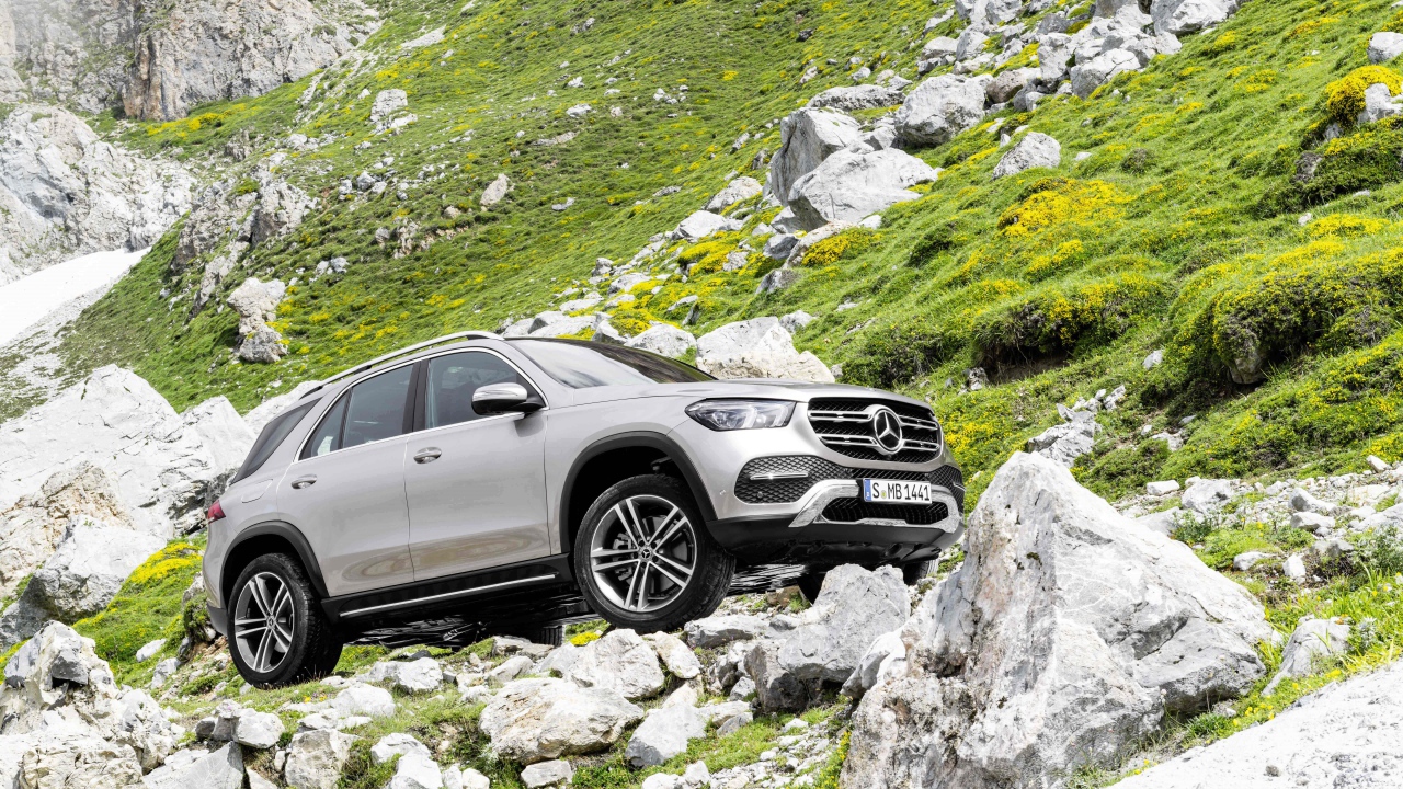 Серебристый внедорожник Mercedes-Benz GLE, 2019 в горах 
